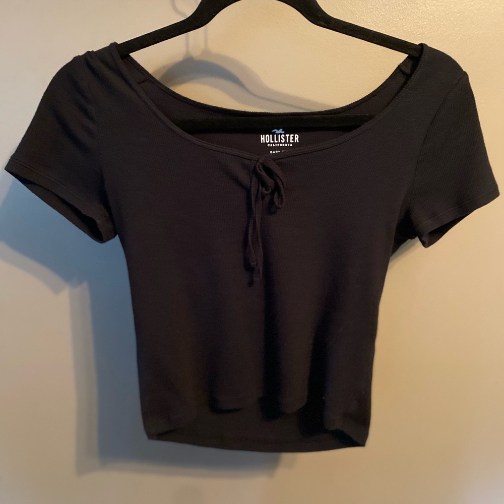 ✨3/10✨Black Hollister Baby Tee